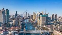 人妻超碰-探索人妻角色的多元面向，爱、责任与自我成长